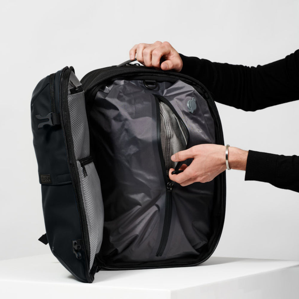 Airback Backpack: Hand luggage size - Matt Black - No Weight 