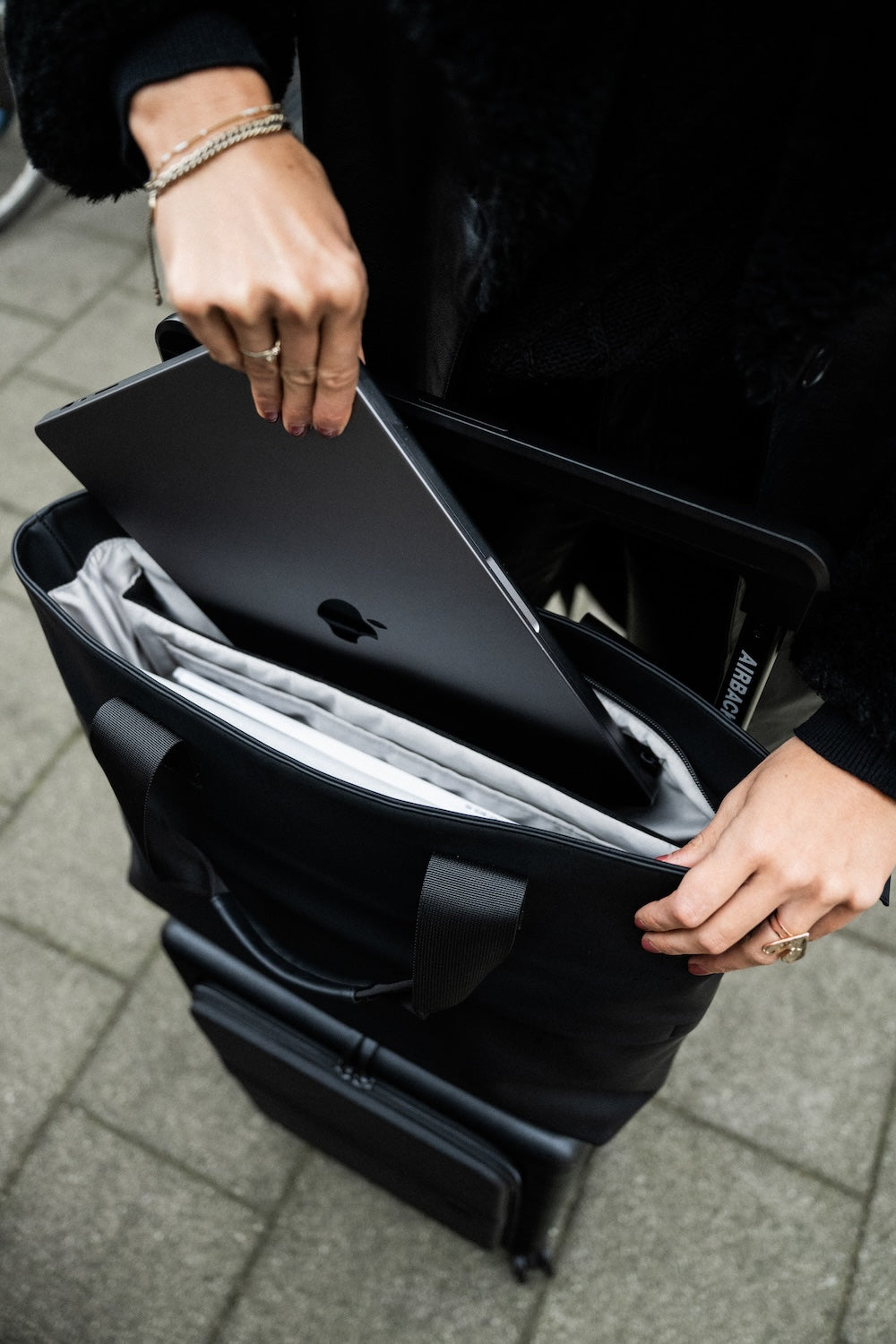 Airback TOTE - Matt Black